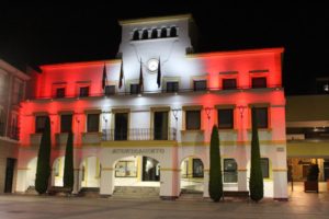 Ayuntamiento de San Sebastián de los Reyes iluminado con los colores de la ciudad